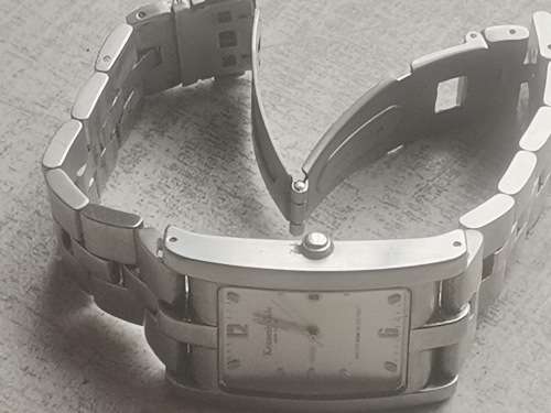 KENNETH COLE MENS STAINLESS STEEL WATCH IN EXCELLENT WORKING CONDITION