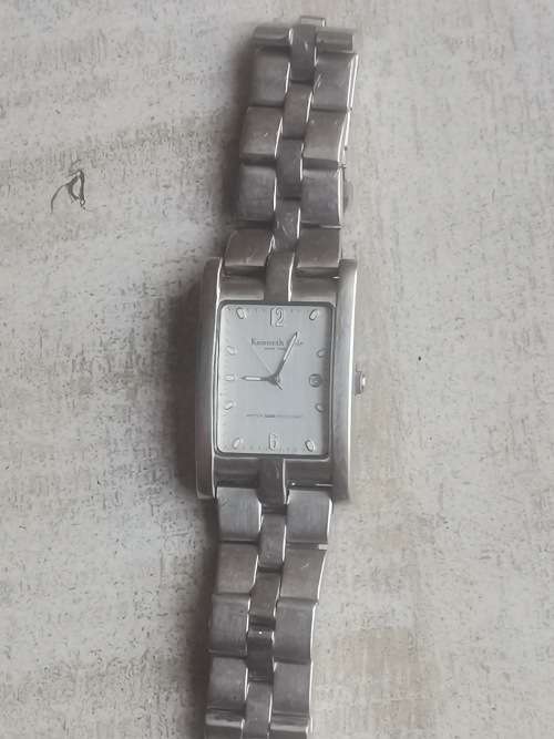 KENNETH COLE MENS STAINLESS STEEL WATCH IN EXCELLENT WORKING CONDITION