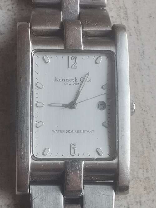 KENNETH COLE MENS STAINLESS STEEL WATCH IN EXCELLENT WORKING CONDITION