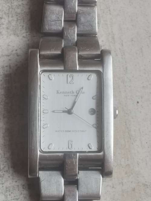KENNETH COLE MENS STAINLESS STEEL WATCH IN EXCELLENT WORKING CONDITION