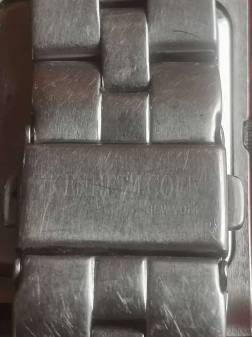 KENNETH COLE MENS STAINLESS STEEL WATCH IN EXCELLENT WORKING CONDITION