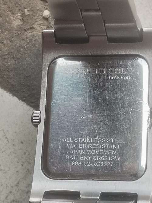 KENNETH COLE MENS STAINLESS STEEL WATCH IN EXCELLENT WORKING CONDITION