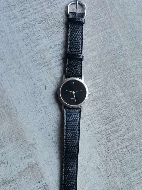 LADIES GENUINE DIAMOND QUARTZ WATCH IN EXCELLENT WORKING CONDITION