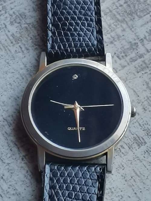 LADIES GENUINE DIAMOND QUARTZ WATCH IN EXCELLENT WORKING CONDITION