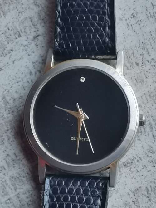 LADIES GENUINE DIAMOND QUARTZ WATCH IN EXCELLENT WORKING CONDITION