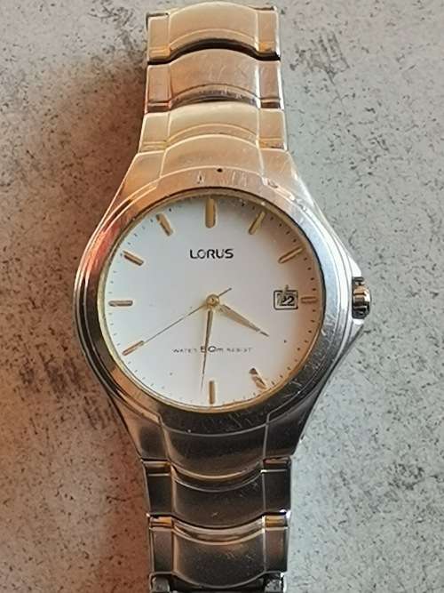 LORUS MENS WATCH IN EXCELLENT WORKING CONDITION - VALUED @ R950