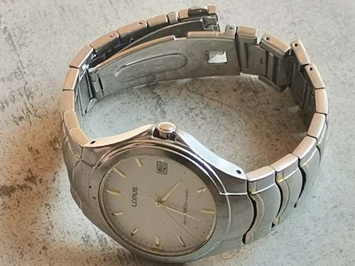 LORUS MENS WATCH IN EXCELLENT WORKING CONDITION - VALUED @ R950