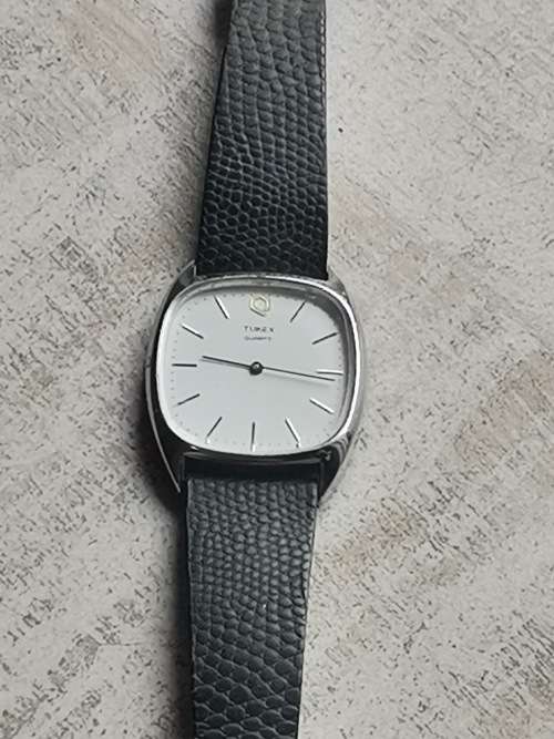 MENS VINTAGE TIMEX WATCH WORKS BUT LOSES TIME NEEDS SERVICE