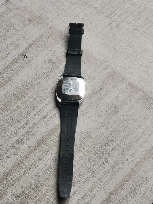 MENS VINTAGE TIMEX WATCH WORKS BUT LOSES TIME NEEDS SERVICE