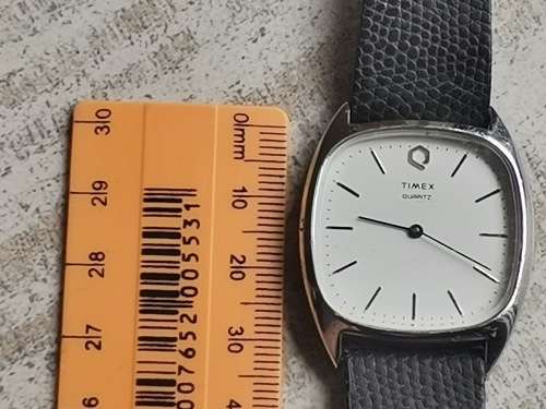 MENS VINTAGE TIMEX WATCH WORKS BUT LOSES TIME NEEDS SERVICE