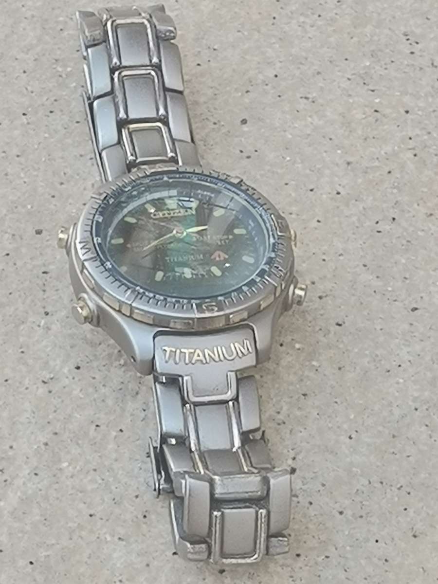 MENS CITIZEN ECO-DRIVE TITANIUM ANALOG/DIGITAL WATCH IN GOOD WORKING CONDITION