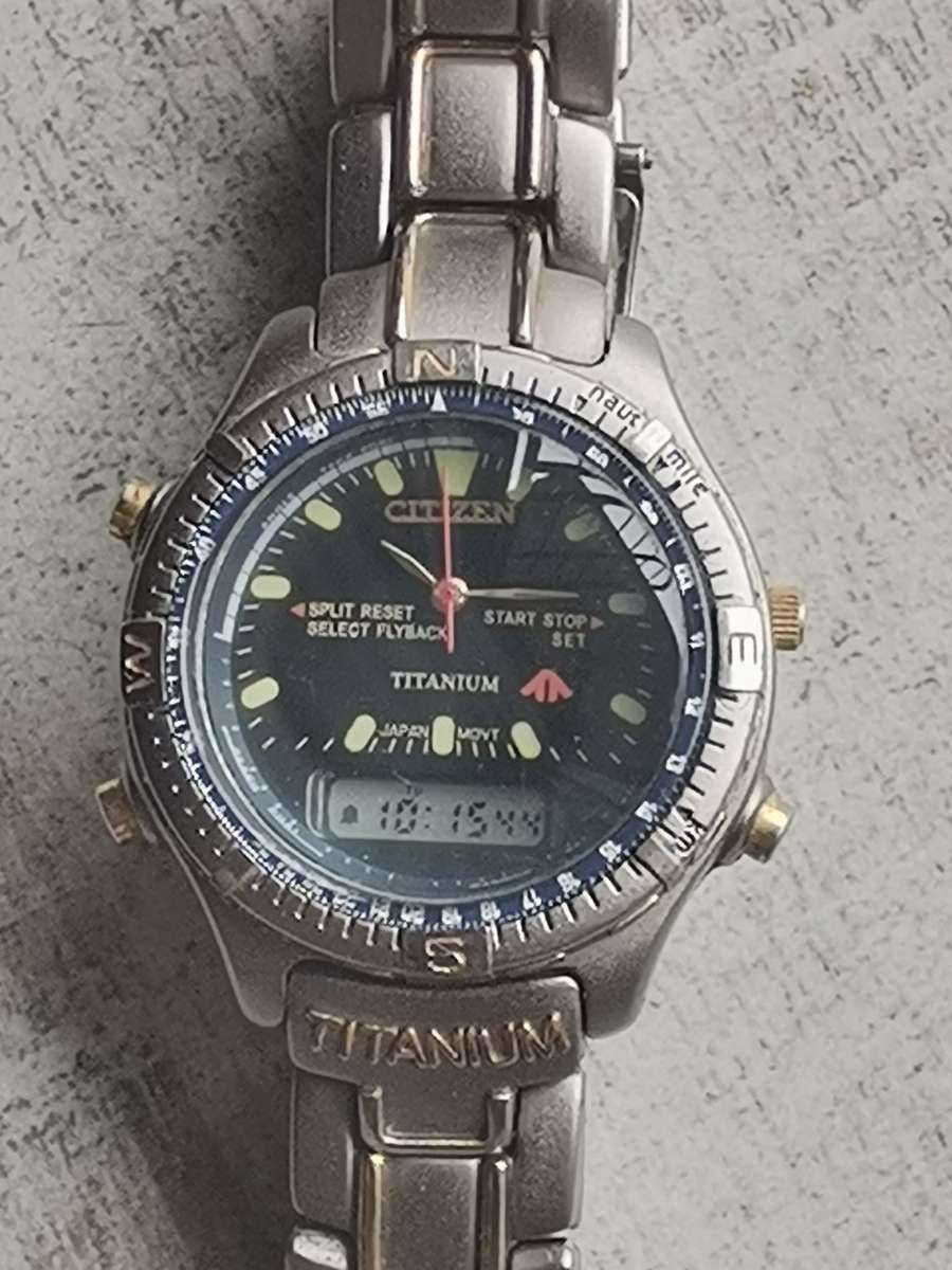 MENS CITIZEN ECO-DRIVE TITANIUM ANALOG/DIGITAL WATCH IN GOOD WORKING CONDITION