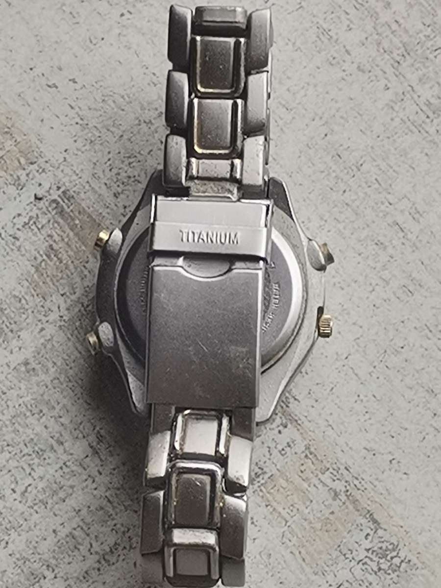 MENS CITIZEN ECO-DRIVE TITANIUM ANALOG/DIGITAL WATCH IN GOOD WORKING CONDITION