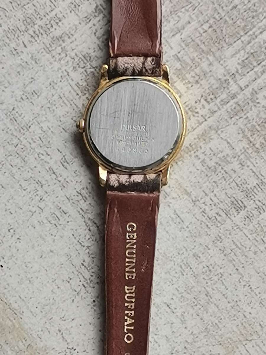 LADIES GOLD PLATED PULSAR WATCH IN EXCELLENT WORKING CONDITION