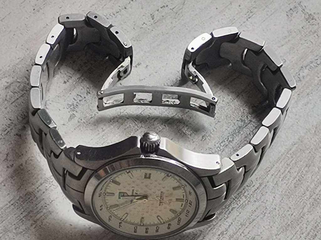 MENS CHINA MADE QUARTZ WATCH IN EXCELLENT WORKING CONDITION