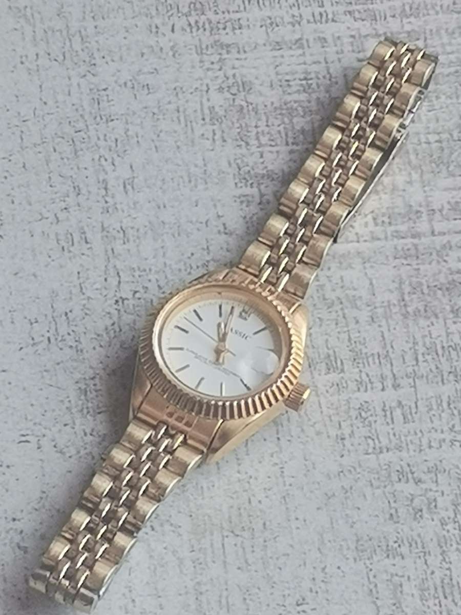 CLASSIC GENUINE DIAMOND GOLD PLATED LADIES WATCH IN EXCELLENT WORKING CONDITION