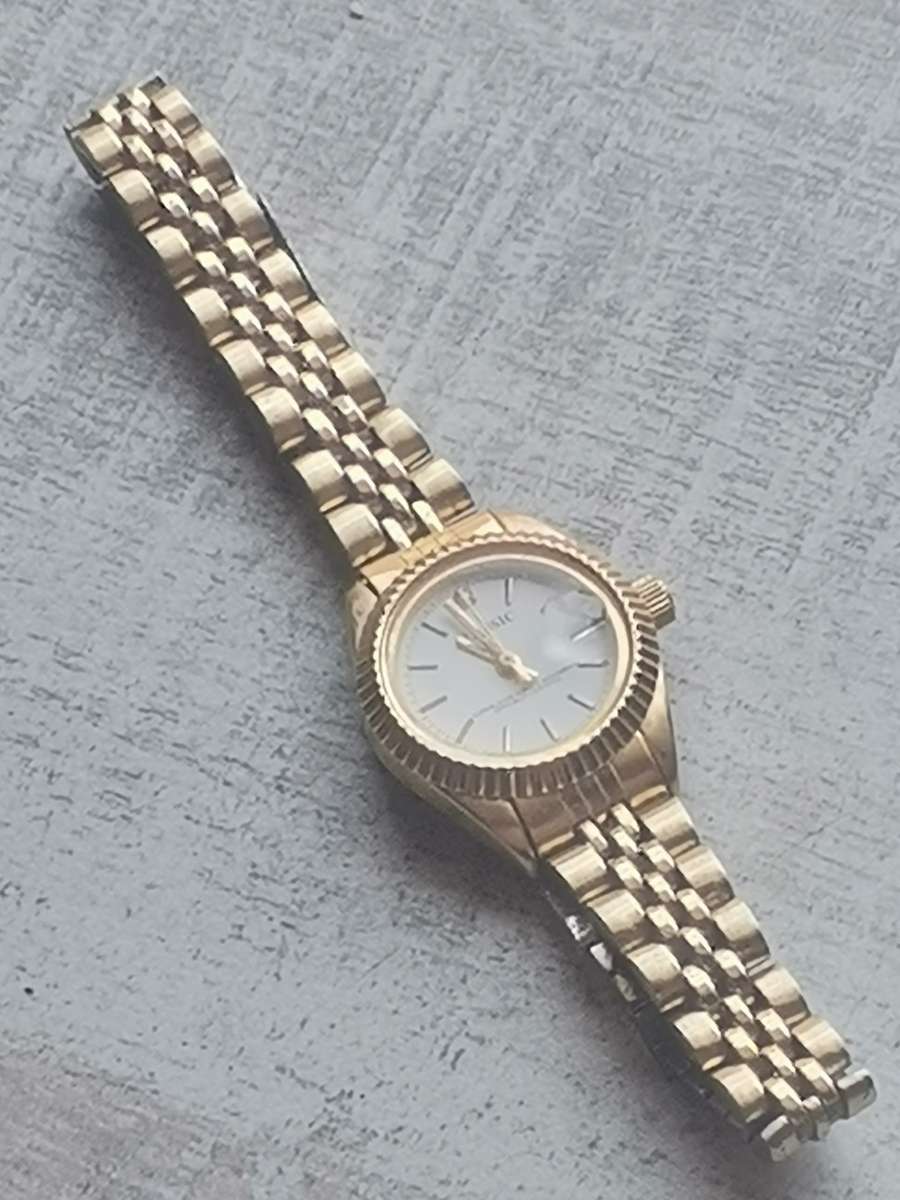 CLASSIC GENUINE DIAMOND GOLD PLATED LADIES WATCH IN EXCELLENT WORKING CONDITION