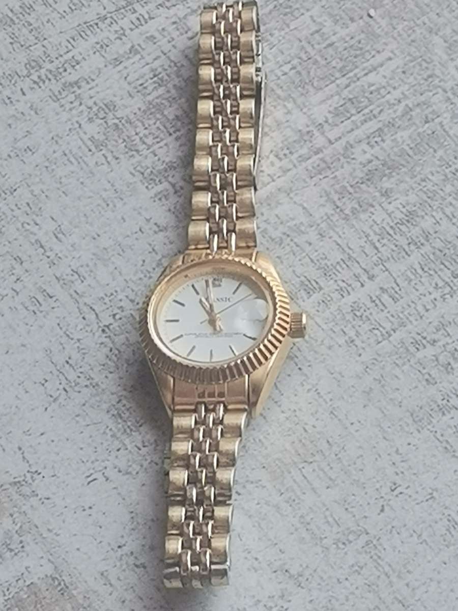 CLASSIC GENUINE DIAMOND GOLD PLATED LADIES WATCH IN EXCELLENT WORKING CONDITION