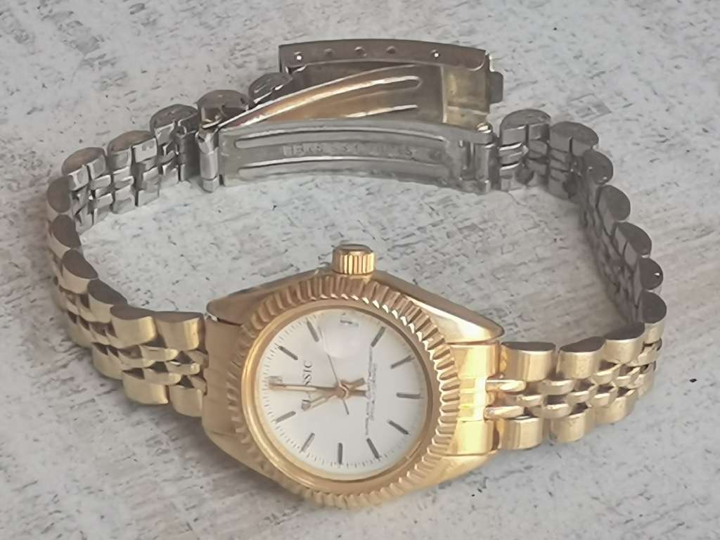 CLASSIC GENUINE DIAMOND GOLD PLATED LADIES WATCH IN EXCELLENT WORKING CONDITION