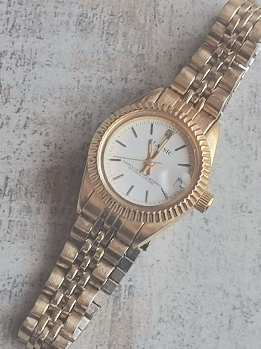 CLASSIC GENUINE DIAMOND GOLD PLATED LADIES WATCH IN EXCELLENT WORKING CONDITION