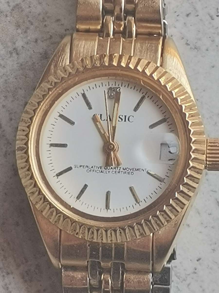 CLASSIC GENUINE DIAMOND GOLD PLATED LADIES WATCH IN EXCELLENT WORKING CONDITION