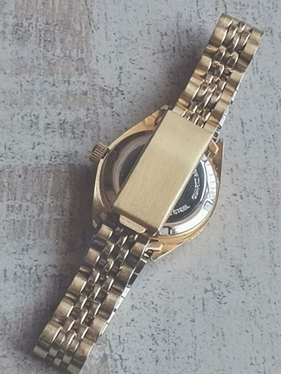 CLASSIC GENUINE DIAMOND GOLD PLATED LADIES WATCH IN EXCELLENT WORKING CONDITION