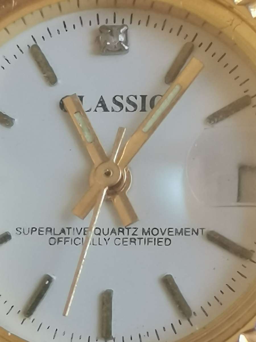 CLASSIC GENUINE DIAMOND GOLD PLATED LADIES WATCH IN EXCELLENT WORKING CONDITION