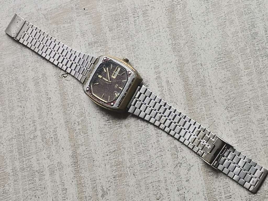 VINTAGE SEIKO MENS WATCH - WORKING BUT SELLING FOR SPARES AS IS