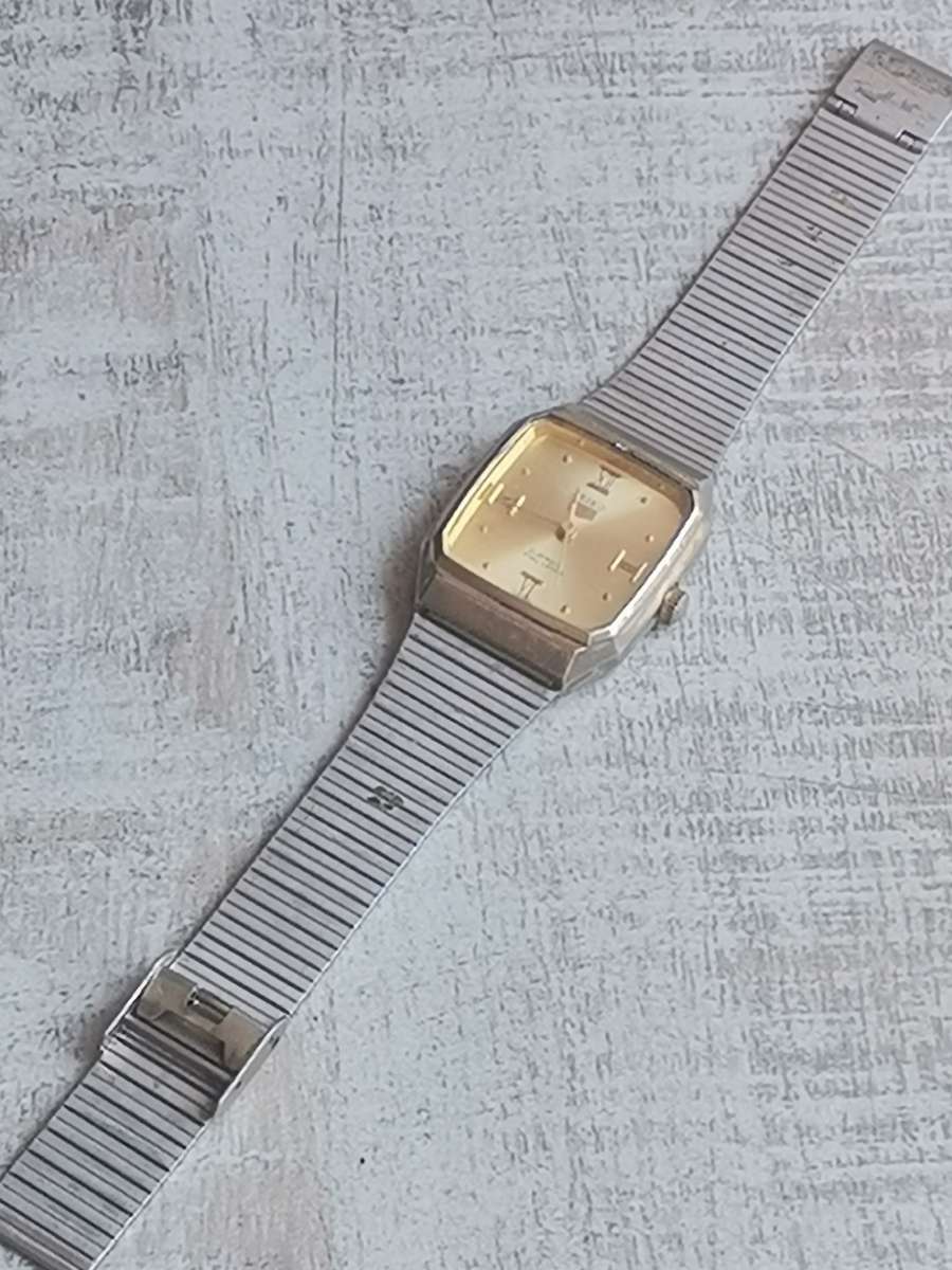 VINTAGE SEIKO MENS 21 JEWELS WATCH - RUNS AND STOPS
