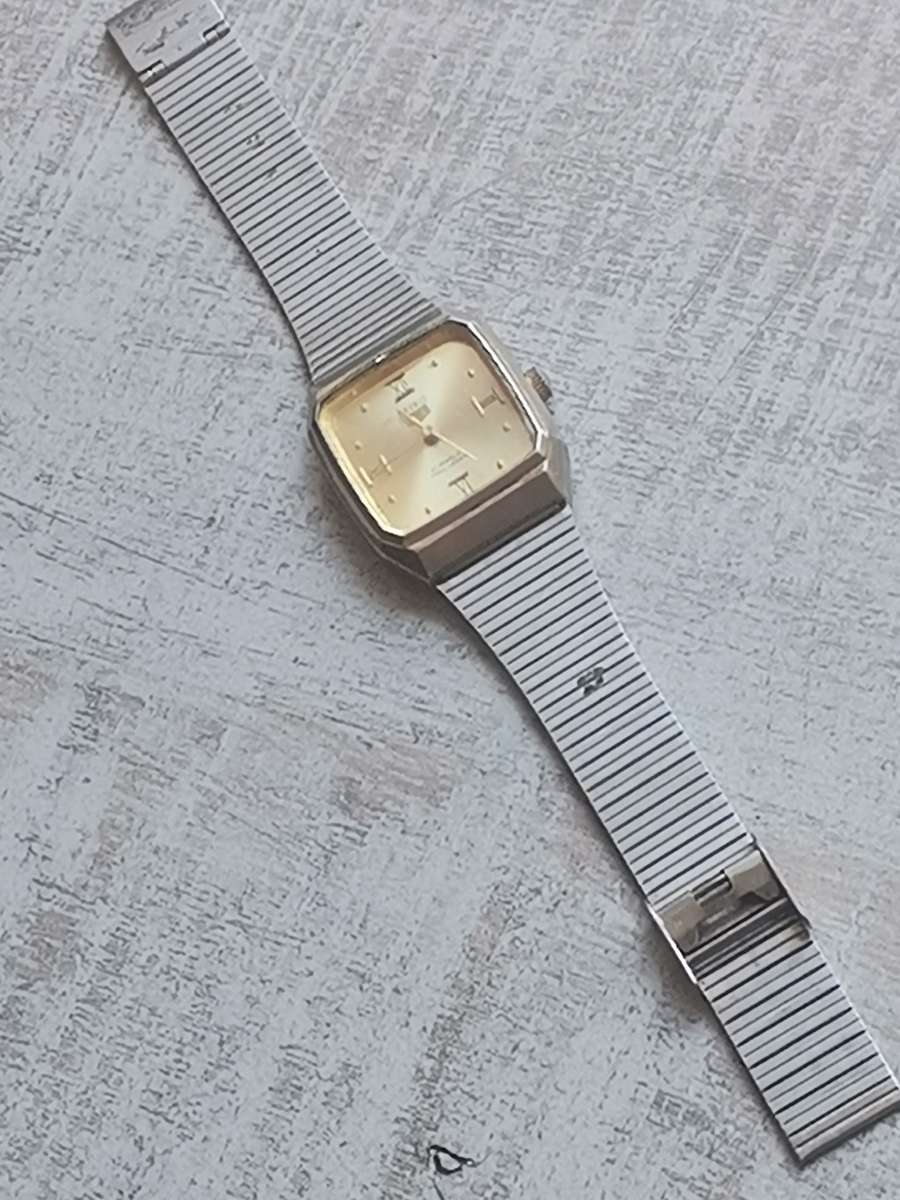 VINTAGE SEIKO MENS 21 JEWELS WATCH - RUNS AND STOPS