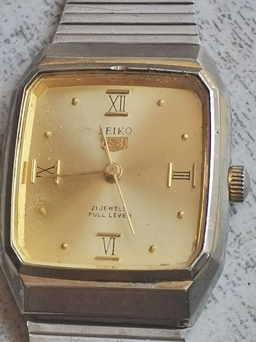 VINTAGE SEIKO MENS 21 JEWELS WATCH - RUNS AND STOPS