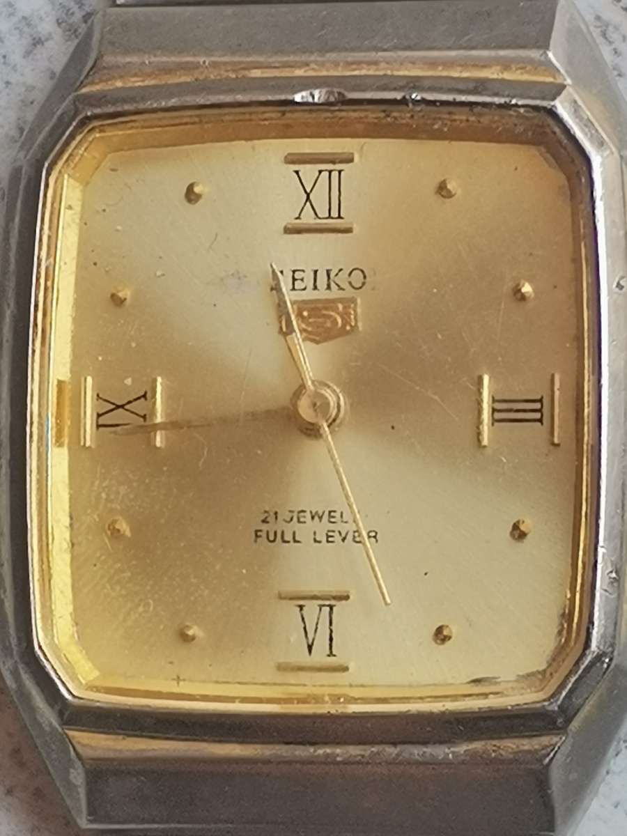 VINTAGE SEIKO MENS 21 JEWELS WATCH - RUNS AND STOPS