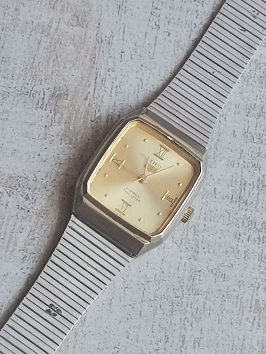 VINTAGE SEIKO MENS 21 JEWELS WATCH - RUNS AND STOPS