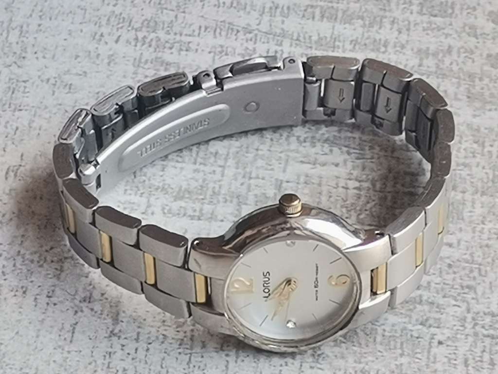STUNNING LORUS 2 TONE LADIES WATCH IN EXCELLENT WORKING CONDITION