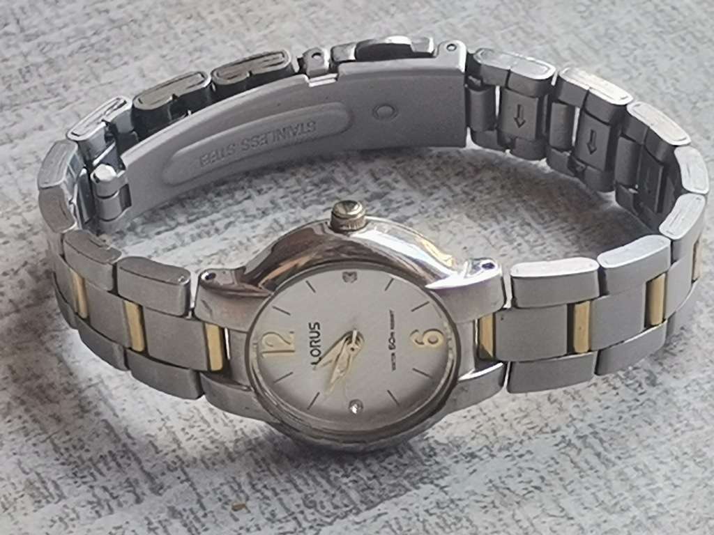 STUNNING LORUS 2 TONE LADIES WATCH IN EXCELLENT WORKING CONDITION