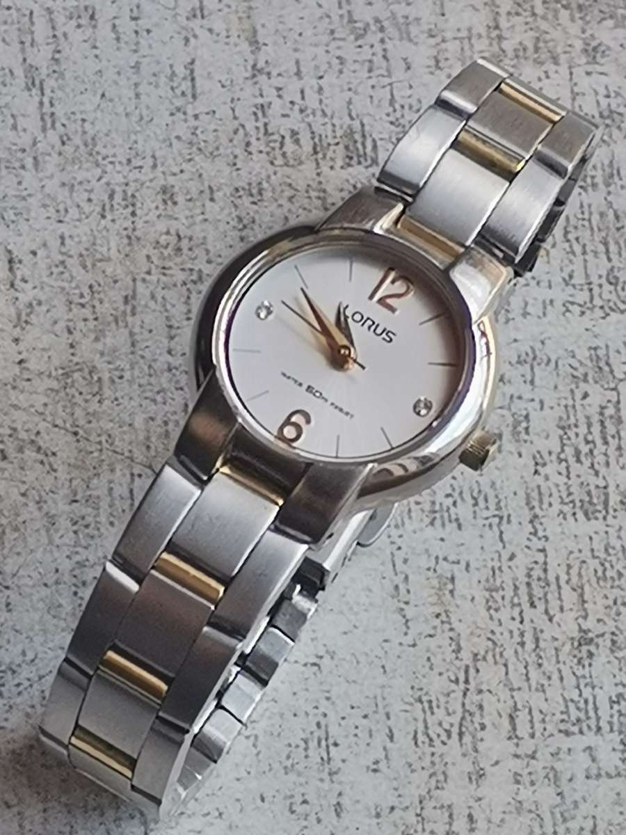 STUNNING LORUS 2 TONE LADIES WATCH IN EXCELLENT WORKING CONDITION