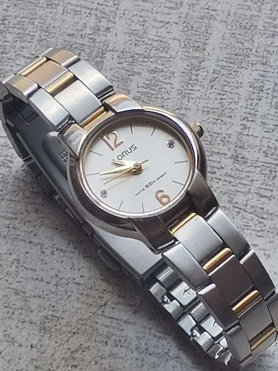 STUNNING LORUS 2 TONE LADIES WATCH IN EXCELLENT WORKING CONDITION