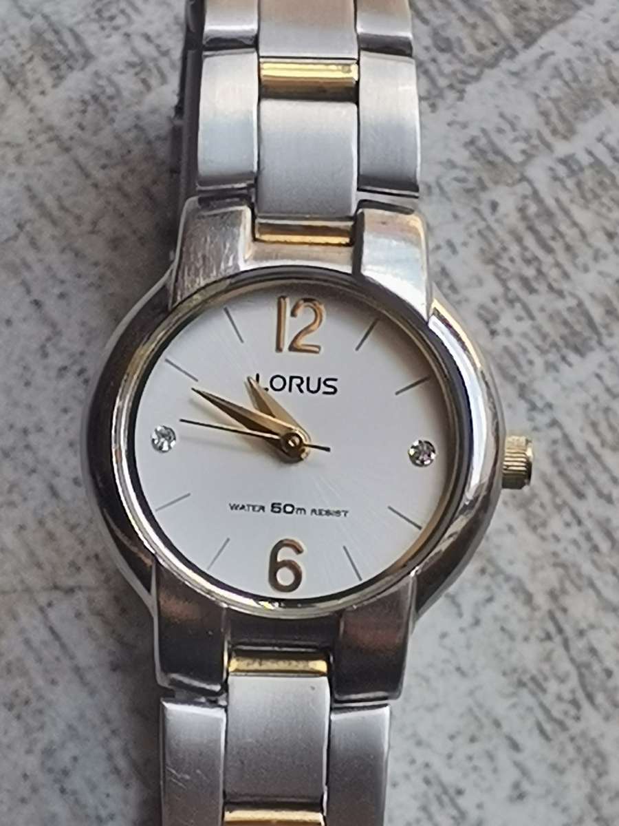 STUNNING LORUS 2 TONE LADIES WATCH IN EXCELLENT WORKING CONDITION
