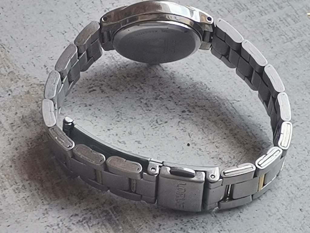 STUNNING LORUS 2 TONE LADIES WATCH IN EXCELLENT WORKING CONDITION