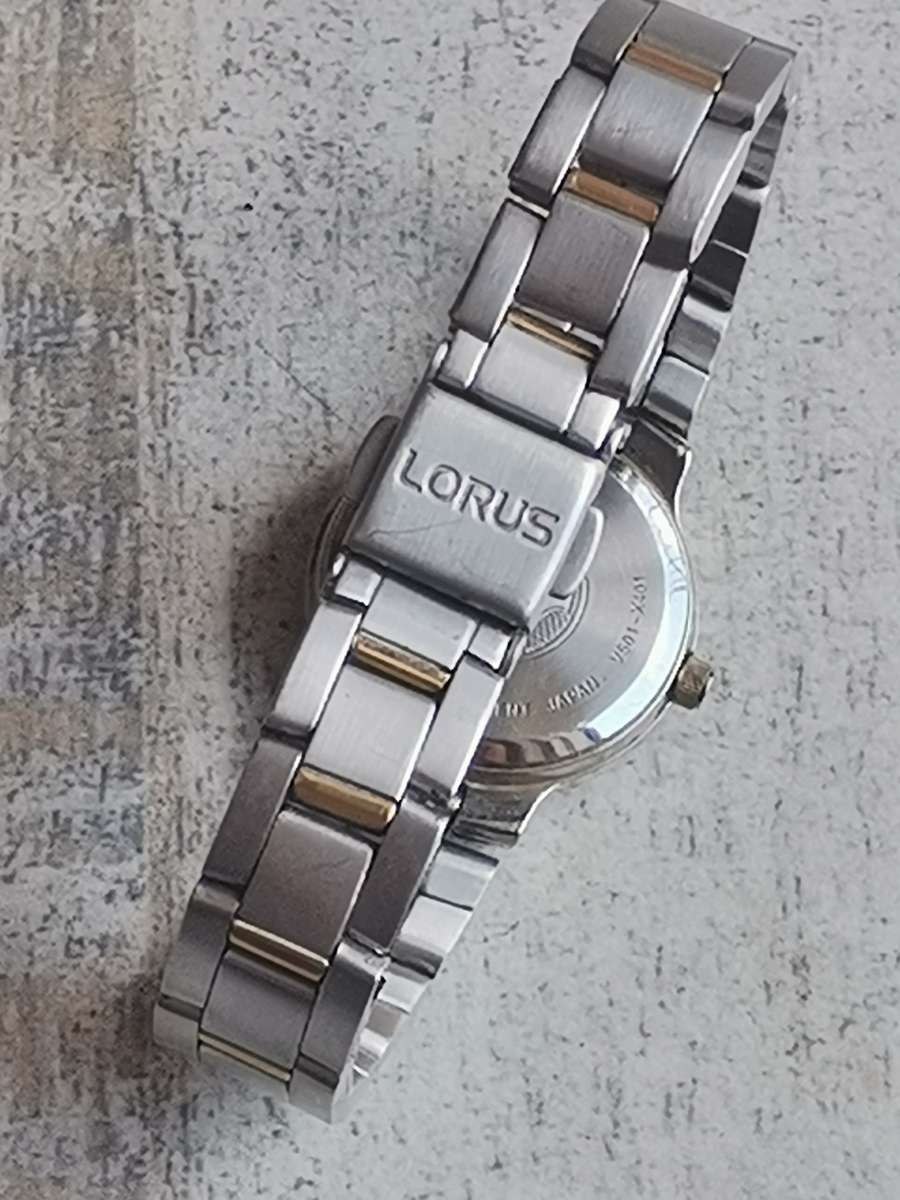 STUNNING LORUS 2 TONE LADIES WATCH IN EXCELLENT WORKING CONDITION