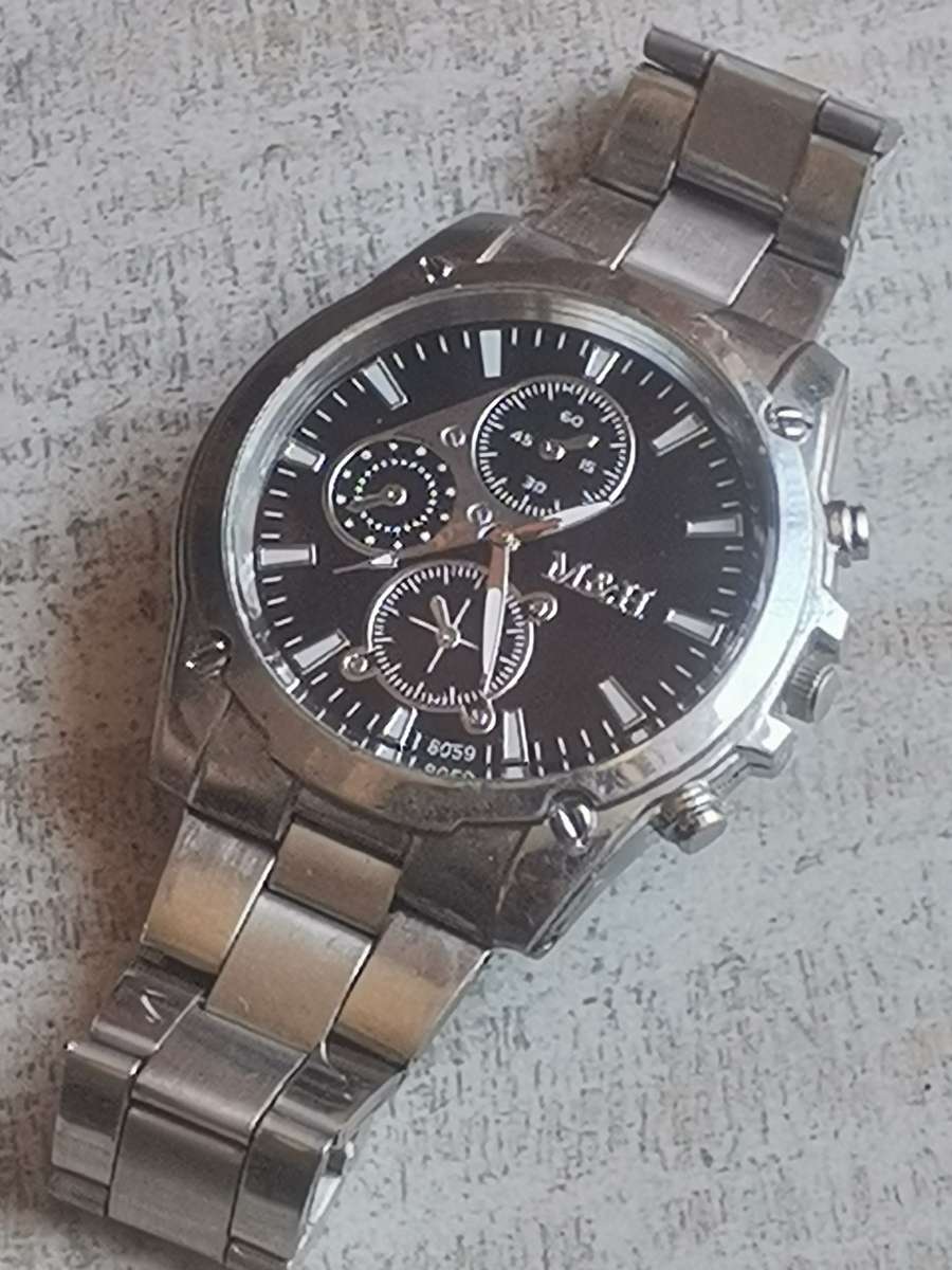 MENS WATCH SET IN EXCELLENT WORKING CONDITION - BIDDING FOR BOTH