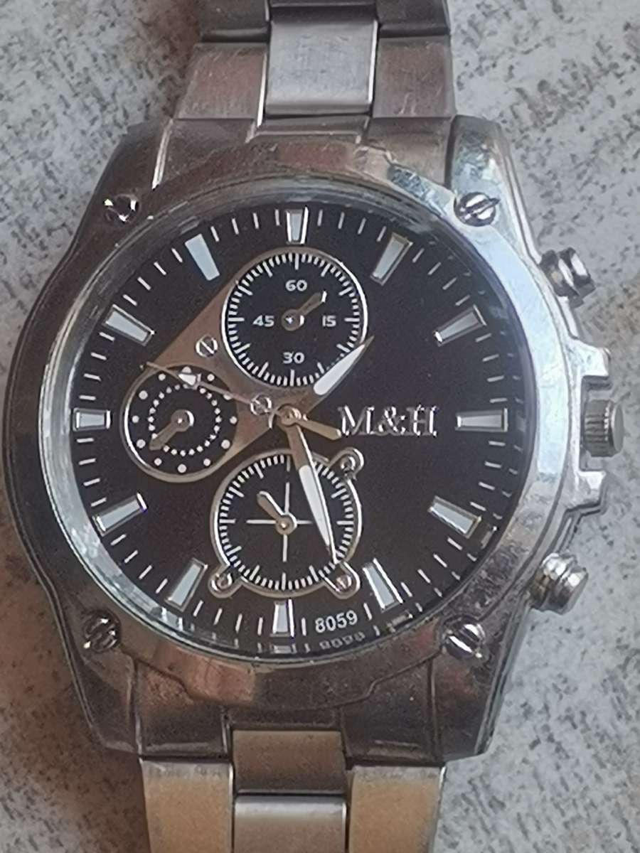 MENS WATCH SET IN EXCELLENT WORKING CONDITION - BIDDING FOR BOTH