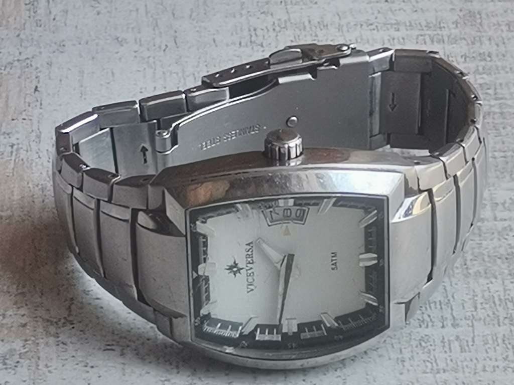 VICE VERSA MENS STAINLESS STEEL WATCH IN EXCELLENT WORKING CONDITION