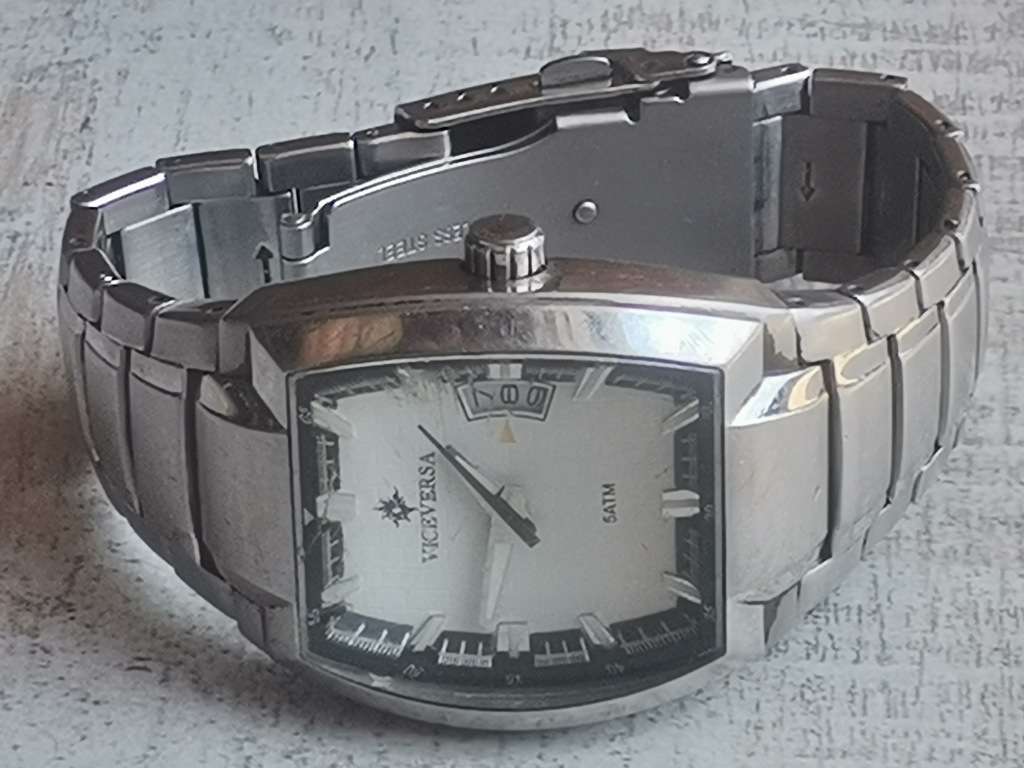 VICE VERSA MENS STAINLESS STEEL WATCH IN EXCELLENT WORKING CONDITION