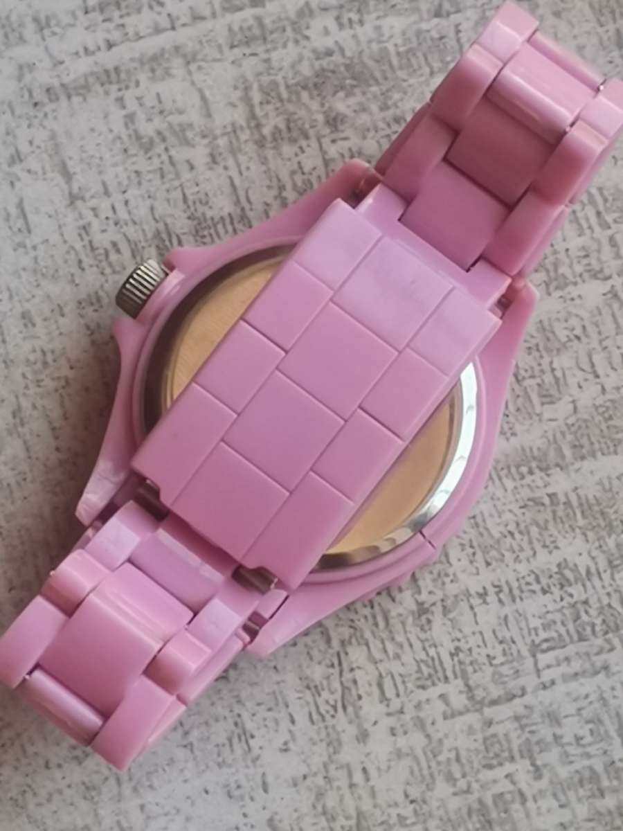 GIRLS PINK TOY WATCH IN EXCELLENT WORKING CONDITION