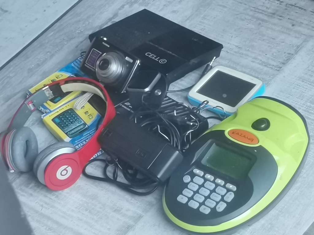 LOTS OF ELECTRONIC JUNK ALL UNTESTED SELLING AS IS