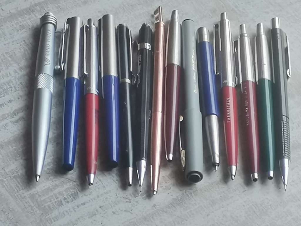 JOBLOT COLLECTION OF 14 PENS INCL 5 x PARKER AND 2 x PAPERMATE