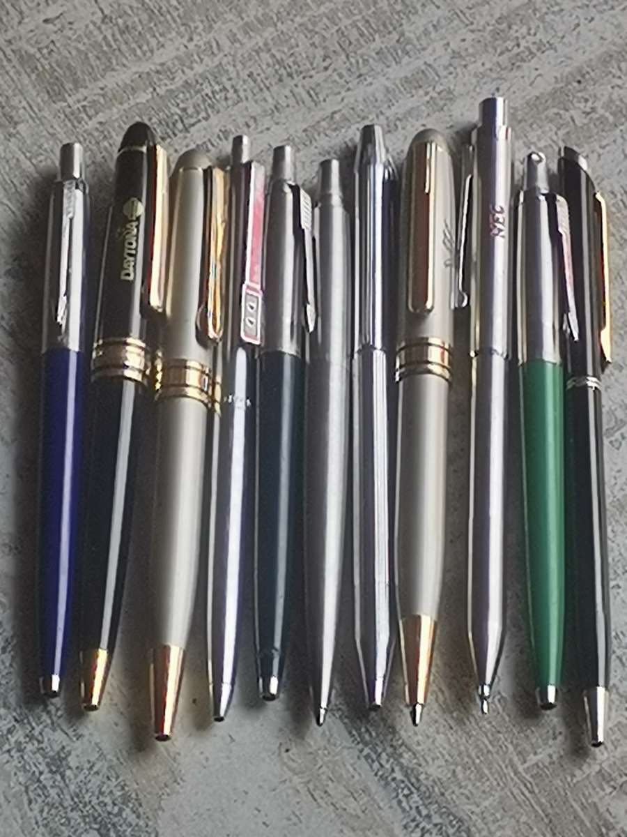 JOBLOT COLLECTION OF 11 PENS INCL PARKER, PAPERMATE, AND CHROMATIC