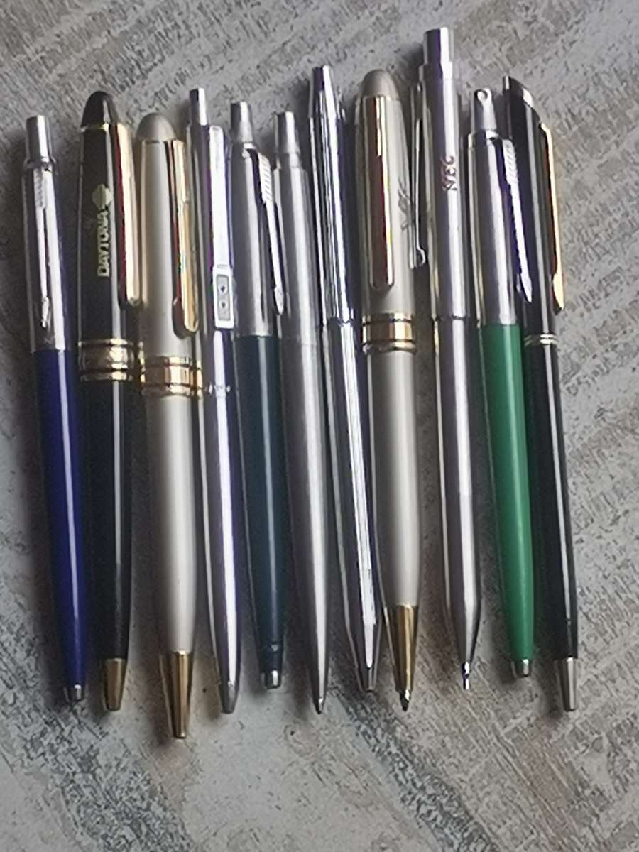 JOBLOT COLLECTION OF 11 PENS INCL PARKER, PAPERMATE, AND CHROMATIC