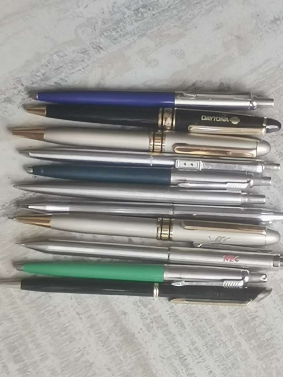 JOBLOT COLLECTION OF 11 PENS INCL PARKER, PAPERMATE, AND CHROMATIC